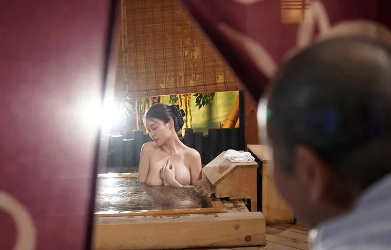 Người tình của con trai bị bố anh xã nhìn trộm khi đang tắm rồi chịch đến mang thai