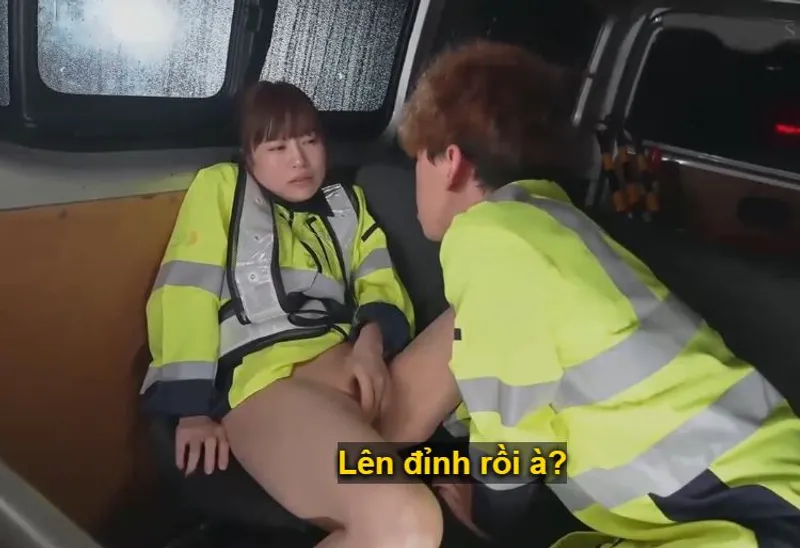 Vợ yêu đi làm kiếm thêm phụ anh xã rồi lại rung động với cậu trai trẻ vì thiếu thốn